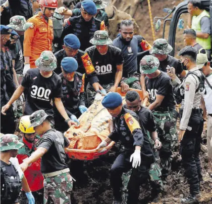  ?? AJENG DINAR / REUTERS ?? Rescate de víctimas del terremoto en Indonesia.