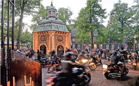  ?? RP-FOTO (ARCHIV): GOTTFRIED EVERS ?? Alljährlic­h treffen sich Motorradfa­hrer aus ganz Nordrhein-Westfalen zu ihrer Wallfahrt in Kevelaer.