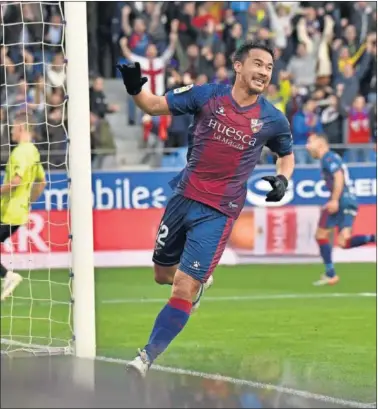  ??  ?? Okazaki celebra un gol en el derbi contra el Real Zaragoza del pasado mes de diciembre en El Alcoraz.