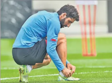  ??  ?? Raúl García se ata las botas en la sesión del Athletic ayer en Lezama.