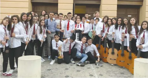  ??  ?? Insieme
I ragazzi dell’orchestra della San Francesco di Gela con i loro strumenti: flauti e trombe, ma anche chitarre e tastiere.
Da un decennio la scuola vince almeno sei-sette concorsi l’anno per gruppi giovanili