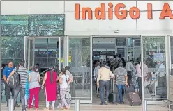  ?? SATISH BATE/HT PHOTO ?? ▪ A crowd of passengers at the Mumbai Airport on Tuesday.