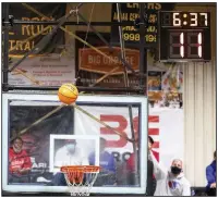  ?? (Arkansas Democrat-Gazette/Justin Cunningham) ?? The shot clock counts down as a shot goes up during a Bryant-Little Rock Central game earlier this season. Coaches across the state are mostly positive about the shot clock as the first full season of its use in Class 6A comes to a close.