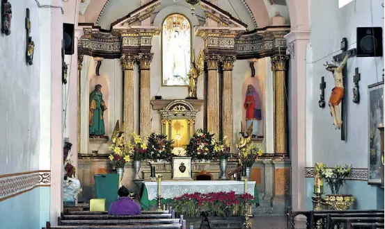  ?? José Almanza ?? Durante todo el día ocho, la fiesta está llena de color, el altar dentro del templo está repleto de flores, de todo tipo, desde rosas, orquídeas y más. /