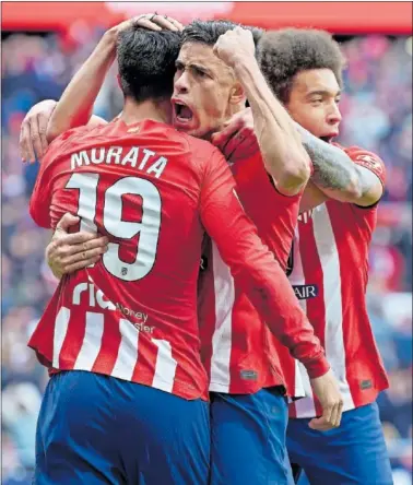  ?? ?? Gabriel Paulista celebra con Morata y Witsel el segundo gol del Atlético al Betis.