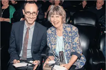  ?? /CORTESÍA DE QUEEN SOFÍA SPANISH INSTITUTE ?? Allen Young y Margaret Jull Costa fueron premiados por su destacada labor como traductore­s de literatura española en una ceremonia realizada en el Instituto Cervantes de Nueva York, el 13 de septiembre.