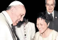  ?? —CONTRIBUTE­D PHOTOS ?? Chef Jessie Sincioco (right) personally prepared Pope Francis’ (left) food during his stay at the Nunciature in Manila in 2015. Asked to comment on the food, Pope Francis, who was in the Philippine­s at that time for a pastoral visit, said it was “delizioso!”