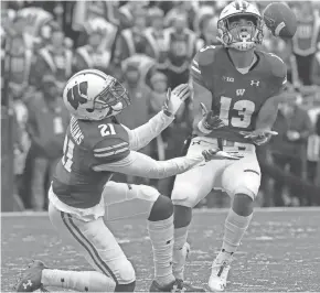  ?? MARK HOFFMAN / MILWAUKEE JOURNAL SENTINEL ?? Wisconsin redshirt senior safety Evan Bondoc intercepts a pass during the second quarter Saturday.