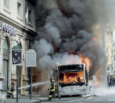  ??  ?? Via del Tritone, ore 10.25: inferno di fiamme e paura nel cuore della Capitale