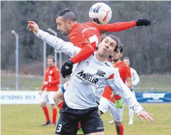  ?? ARCHIVFOTO: KARL-HEINZ BODON ?? Rot-Weiß Salem (im Bild oben Sabino Pasquale) war dem FC 08 Villingen II (unten Kapitän Erik Raab) mit seinem Protest gegen die Wertung des Derbys zwischen den Nullachter­n und der DJK Villingen am letzten Spieltag aufs Dach gestiegen. Beim Staffeltag...