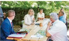  ?? FOTO: OLIVER DIETZE ?? Hält sich Wirtschaft­sministeri­n Anke Rehlinger (SPD) auf diesem Foto an die Corona-Regeln? Die Meinungen dazu gehen auseinande­r.