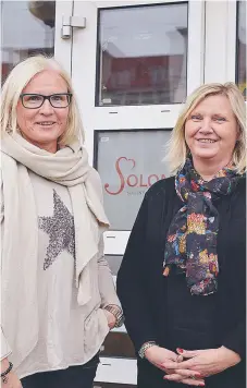  ?? FOTO: ANNA WETTERGÅRD ?? STÄNGNING. Carina Liljeskog och Annelie Wallström Söderbom på Soloms förebyggan­de verksamhet vill betona att det finns mycket verksamhet kvar, även efter att Skälbygård­en stängs ner.