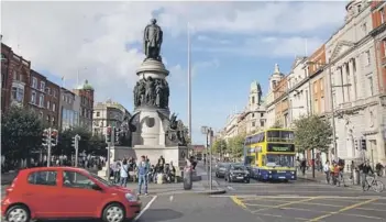  ??  ?? ► El monumento de Daniel O´Connell en el centro de Dublin, Irlanda.