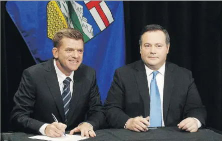  ?? JASON FRANSON/THE CANADIAN PRESS ?? Alberta Wildrose Leader Brian Jean and Alberta PC Leader Jason Kenney sign a unity deal on May 18.