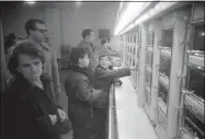  ?? A Slice of Pie Production­s ?? Visitors to New York City select their dishes at a Horn & Hardart automat in an archival image from the documentar­y “The Automat.”