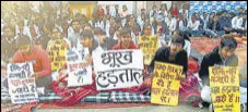  ?? HT PHOTO ?? MBBS students on hunger strike against the bond policy at PGIMS, Rohtak, on Friday.