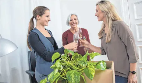  ?? FOTO: CHRISTIN KLOSE ?? Wer sich aus dem Unternehme­n verabschie­det, sollte einen Ausstand geben: Kuchen oder ein Gläschen Sekt sind bei solchen Gelegenhei­ten das Richtige.