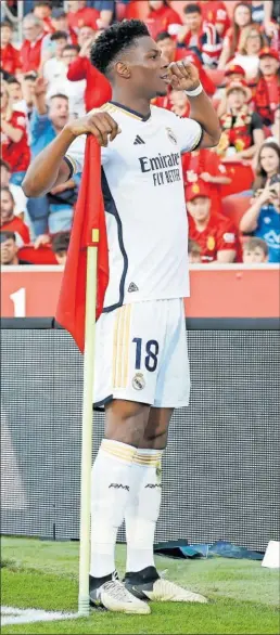  ?? ?? Tchouameni celebra junto al banderín de córner su gol ‘de oro’.