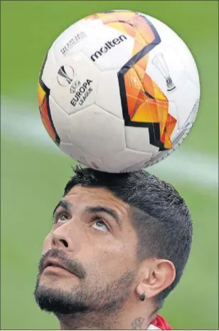  ??  ?? Banega controla el balón en un entrenamie­nto del Sevilla..