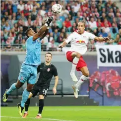  ?? Foto: dpa/Jan Woitas ?? Erst in der letzten Minute konnte Sorjas Torhüter Luiz Felipe (l.) von Leipzigern um Yussuf Poulsen (r.) entscheide­nd bezwungen werden.