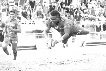  ??  ?? Toulon’s Fijian wing Filipo Nakosi dives to score a try during the French Top 14 rugby union match between Toulon (RCT) and Castres on September 9, 2018, at the Stade Mayol in Toulon. - AFP photo