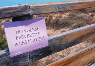  ?? LA RAZÓN ?? Tras la agresión a la mujer en la playa de Cullera apareciero­n carteles como el que muestra la foto