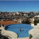  ??  ?? På The Yeatman Hotel har man utsikt över Douroflode­n och Porto.