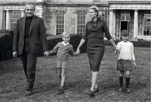  ??  ?? Photograph­ie de la famille royale de Monaco en août 1963 : le prince Rainier, la princesse Grace et leurs deux enfants aînés, Albert et Caroline, alors âgés de 5 et 6 ans. Stéphanie naîtra deux ans plus tard.