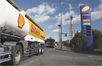  ??  ?? Shell valorará los campos de petróleo Azadegan y Yadavaran, ubicados cerca de la frontera con Irak.