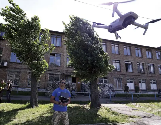  ?? Daisuke Tomita / The Yomiuri Shimbun ?? An instructor teaches Ukrainian soldiers how to operate a drone in Kyiv.