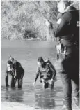  ??  ?? >Buzos de Bomberos ingresaron al agua.