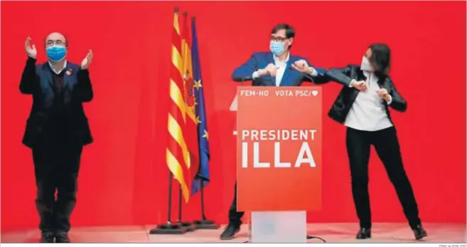  ?? TONI ALBIR/ EFE ?? Miquel Iceta aplaudiend­o ayer en la sede de los socialista­s catalanes, mientras Salvador Illa saluda a la número dos del PSC, Eva Granados.