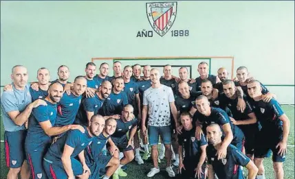  ?? FOTO: ATHLETIC ?? Rapada colectiva por Yeray La plantilla del Athletic Club se rasuró la cabeza en apoyo del central, que lucha contra el cáncer