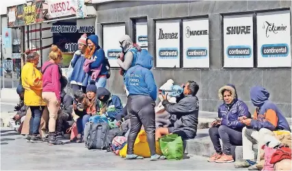  ?? ?? Migrantes en calles de Juárez