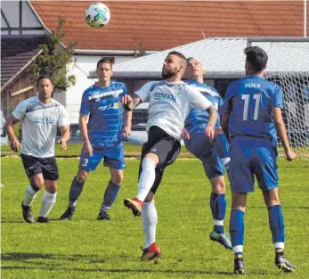  ?? FOTO: HKB ?? Der SV Immendinge­n (blau) war zwar gegen den FC Weilersbac­h über weite Strecken überlegen, verlor aber das Kellerduel­l 0:2. Ganz links der ehemalige Wurmlinger Sascha Bippus, der die Gäste in Führung schoss.