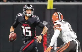  ?? CURTIS COMPTON/AJC 2021 ?? Falcons quarterbac­k Feleipe Franks, looking to pass against the Browns last August, has worked some at tight end this offseason. He practiced there at times last season and was used as an H-back on the punting team.