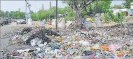  ?? DEEPAK GUPTA/HT PHPHOTO ?? Garbage littered on the street near the world famous Bara Imambara in Lucknow that is frequented by a large number of tourists, including foreigners.