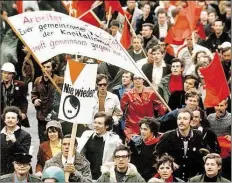  ?? BILD: DPA ?? Im Mai 1968 protestier­en Studenten in den Straßen Bonns gegen die Notstandsg­esetze.