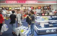  ?? WANG ZHICHENG / FOR CHINA DAILY ?? Chinese tourists shop in a duty free store at an airport in Japan. A survey shows Chinese have become the most likely consumers to “buy now, pay later”.