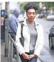  ?? FOTO: STEFAN AREND ?? Naomi Dibu (23) musste schon im Kindergart­en Erfahrunge­n mit Rassismus machen.