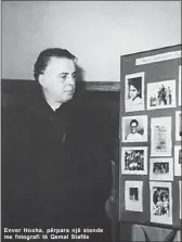  ??  ?? Enver Hoxha, përpara një stende me fotografi të Qemal Stafës