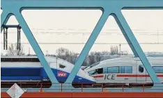  ?? Foto: Marijan Murat, dpa ?? Noch Konkurrent­en, bald Verbündete: Die Zugherstel­ler Siemens mit dem ICE und Alstom aus Frankreich mit dem TGV sollen zusammenge­hen.