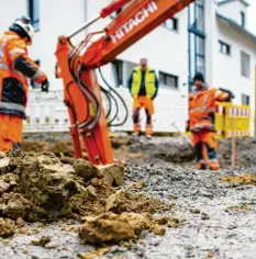  ?? Foto: David Inderlied, dpa ?? Der Streit um die Straßenaus­baubeiträg­e geht in die nächste Runde: Jetzt gibt es Ärger um die Verteilung der Gelder aus dem Härtefallf­onds.