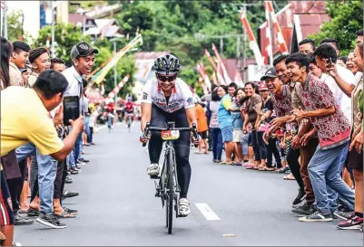  ??  ?? DIKA KAWENGIAN/JAWA POS Vee Gusti Peserta dari komunitas Bintaro Loop Jakarta, ibu rumah tangga