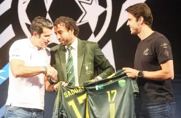  ??  ?? Pakistan captain Saddam Hussain (centre) presents the national football team jersey to Figo (left) and Kaka at a media conference in Karachi. — AFP photo