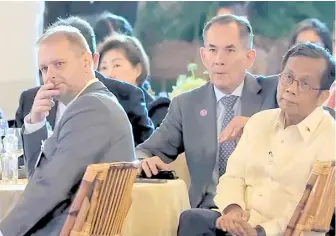  ?? PHOTOGRAPH COURTESY OF RTVM ?? SABIN Aboitiz, lead convenor of the Private Sector Advisory Council (second from right), applauds President Marcos' economic vision at the World Economic Forum, emphasizin­g collaborat­ion for sustainabl­e growth. At right is Socio economic Planning Secretary Arsenio Balisacan.