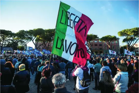  ?? EFE ?? Una protesta contra el certificad­o sanitario obligatori­o en el lugar de trabajo, ayer en Roma