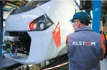  ?? PHOTO AFP ?? Alstom, qui oeuvre surtout dans le domaine du matériel ferrovaire, compte plus de 34 000 employés à travers le monde, dont celui-ci, dans son usine de Reichshoff­en, en Alsace.