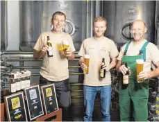  ?? FOTO: KAISER BRAUEREI ?? Das Führungste­am der Produktion in der Kaiser Brauerei: Abbildung v.l. Ulrich Rink (Leitung Qualitätss­icherung), Christoph Kumpf (technische­r Leiter) und Lothar Glauner (Leitung Flaschen- und Fassabfüll­ung) stoßen auf den Erfolg ihrer Mannschaft an.