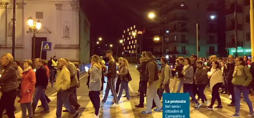  ??  ?? La protesta Ieri sera i cittadini di Campalto e Tessera sono scesi in strada dopo l’ultimo incidente mortale per chiedere sicurezza. La vittima è Luciano Trevisan (foto Errebi)